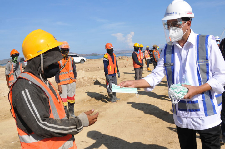 Menhub meninjau proyek ini untuk memastikan pembangunan tetap berjalan meski di tengah pandemi covid-19. 