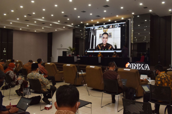 Direktur Jenderal Pendidikan Vokasi Kementerian Pendidikan dan Kebudayaan (Kemendikbud) Wikan Sakarinto (layar monitor) memberikan penjelasan secara virtual kepada para pemangku kepentingan pendidikan vokasi saat meluncurkan program pendidikan vokasi di ruang pertemuan PT INKA, Madiun, Jawa Timur, Jumat, 13 November 2020.