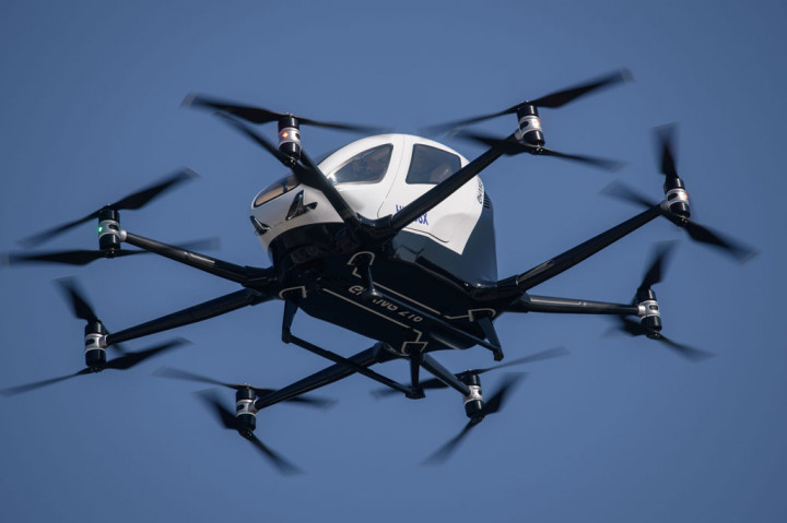 Drone EHang all-electric Vertical Takeoff and Landing (eVTOL) yang diproduksi oleh Guangzhou EHang Intelligent Technology Tiongkok, melakukan uji penerbangan tanpa awak di Pulau Yeouido di Seoul, Korsel, Rabu 11 November 2020.