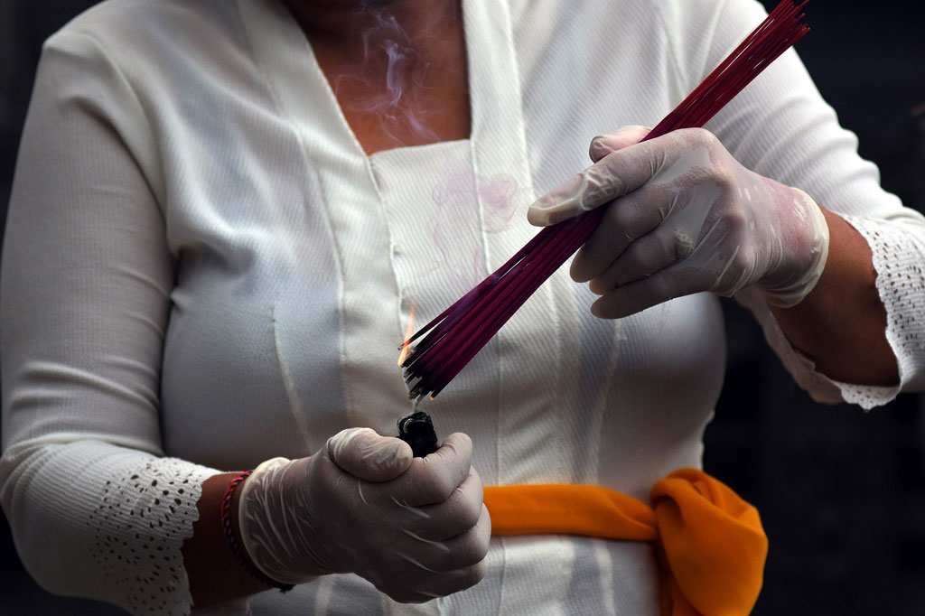 Adat dan budaya Bali yang dikenal dengan keunikan, kental dengan kebersamaan dan gotong-royong seketika harus berubah karena mesti menerapkan tahapan-tahapan adaptasi kebiasaan baru dalam upaya mengatasi penularan wabah covid-19.