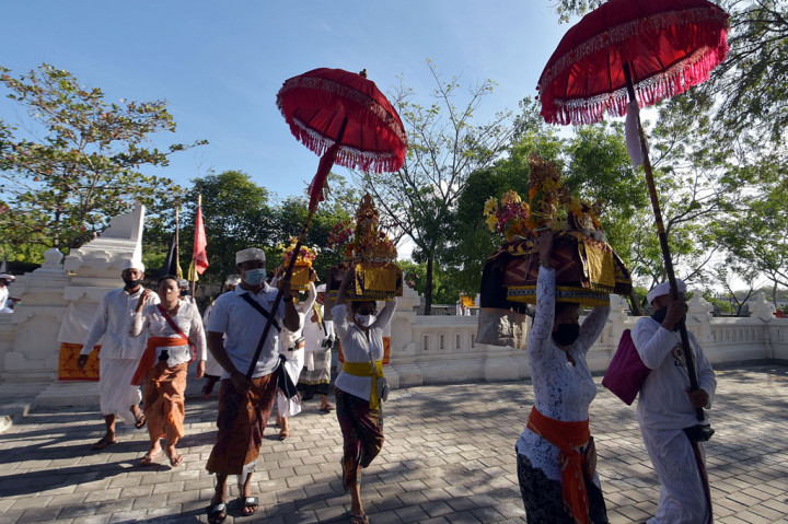 Semenjak wabah virus itu merenggut dua korban yaitu warga negara Inggris dan Prancis di Bali sekitar Maret 2020, Bali sempat seakan menjadi kawasan wisata yang menakutkan. Kasus demi kasus covid-19 mengalami peningkatan melalui transmisi lokal atau penularan antarwarga. 