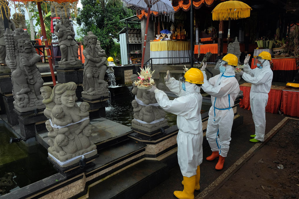 Oleh karena itu pada September 2020 Pemprov Bali bersama Parisada Hindu Dharma Indonesia (PHDI) dan Majelis Desa Adat (MDA) Provinsi Bali mengeluarkan surat edaran yang berkaitan dengan penerapan protokol kesehatan saat melakukan kegiatan ritual adat dan budaya tersebut.