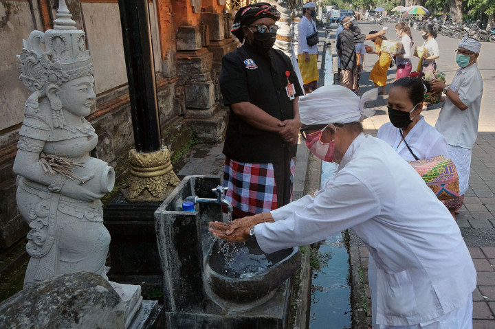 Misalnya saat persembahyangan di Pura, dengan membawa 'thermo gun' Pecalang memantau suhu tubuh umat yang hadir. Pengawasan juga dalam hal penggunaan masker atau alat pelindung wajah, mencuci tangan dan jumlah umat yang hadir maksimal 25 orang di setiap termin persembahyangan.