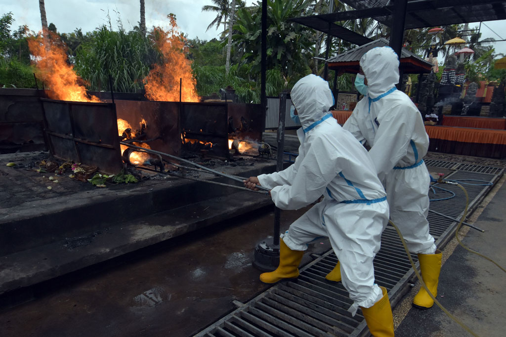 Demikian pula saat prosesi Ngaben yang tidak lagi diwarnai arak-arakan jenazah. Prosesi Ngaben saat ini hanya diikuti oleh keluarga inti dan kerabat terdekat saja. Bahkan dalam kasus kematian akibat covid-19, prosesi Ngaben dilakukan oleh anggota Tim Gugus Tugas Percepatan Pananganan (GTPP) Covid-19 dengan mengenakan alat pelindung diri (APD). Keluarga hanya bisa menyaksikan prosesi kremasi dari jarak jauh.