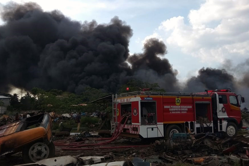 Sebanyak 37 bus Transjakarta bekas terbakar akibat percikan api yang diduga berasal dari las karbit dalam proses pengelasan pemotongan bagian bus di gudang penampungan tersebut.