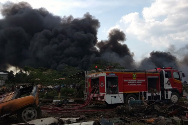 Sebanyak 37 bus Transjakarta bekas terbakar akibat percikan api yang diduga berasal dari las karbit dalam proses pengelasan pemotongan bagian bus di gudang penampungan tersebut.