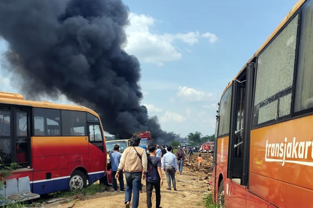 Kepala Dinas Pemadam Kebakaran (Disdamkar) Kabupaten Bogor, Ma'mur menyebutkan pihaknya mengerahkan sebanyak 10 unit armada pemadam kebakaran (Damkar) untuk memadamkan api yang membakar puluhan rongsokan bus TransJakarta tersebut.