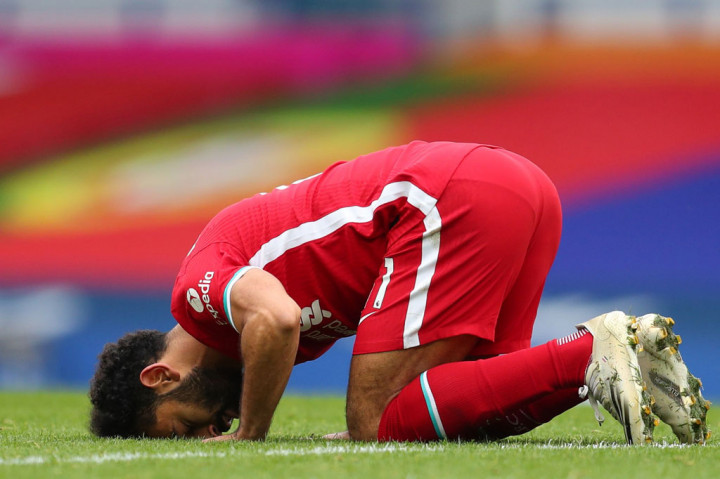 Terinfeksinya Salah menjadi pukulan lebih telak bagi Liverpool yang sudah didera krisis lini pertahanan menyusul kemungkinan absennya Virgil van Dijk dan Joe Gomez sepanjang sisa musim ini.