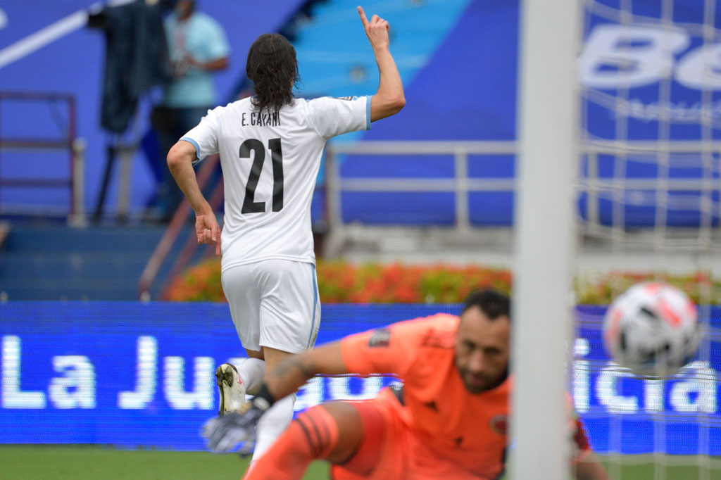 Edinson Cavani membuka keunggulan Uruguay saat laga baru berjalan lima menit. Sepakan kaki kanan pemain Manchester United tersebut menyelesaikan umpan kiriman Nahitan Nandez tak terbendung kiper David Ospina.