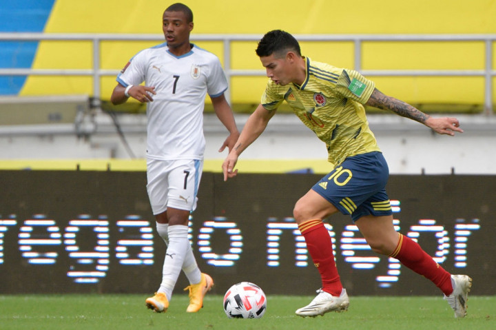 Kolombia berusaha membalas. Dua tembakan James Rodriguez dan satu peluang Duvan Zapata masih belum menemui sasaran. Keunggulan Uruguay 1-0 bertahan hingga turun minum.