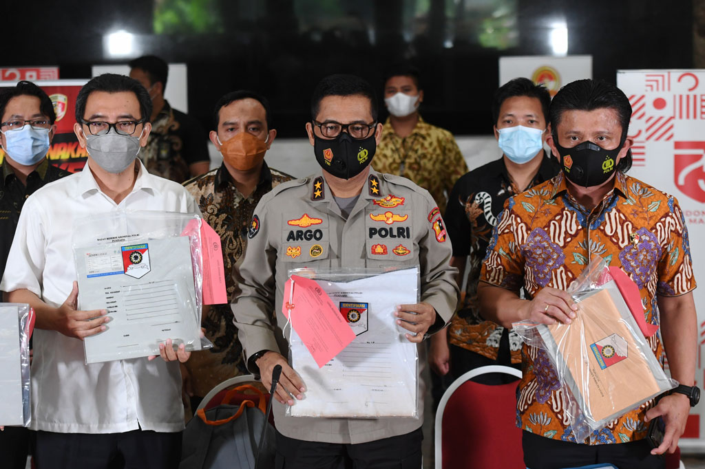 Penyidik gabungan Polri menetapkan tiga tersangka baru dalam kasus kebakaran Gedung Utama Kejaksaan Agung.
Kadiv Humas Polri Irjen Raden Prabowo Argo Yuwono mengatakan ketiga tersangka tersebut di antaranya peminjam bendera PT APM dan perusahaan pengadaan pembersih lantai Top Cleaner dan alumunium composite panel (ACP).