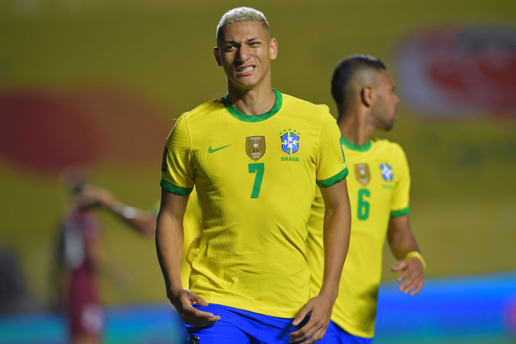 Brasil sebenarnya sempat mencetak gol cepat melalui Richarlison pada menit ketujuh. Tapi gol itu dianulir wasit karena Richarlison dianggap 'offside'.