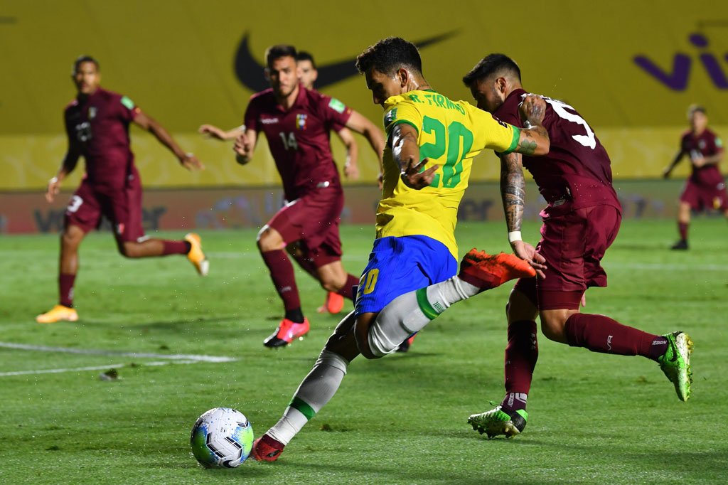 Tepat sebelum setengah jam pertandingan berjalan, tuan rumah kembali memperoleh peluang untuk memecah kebuntuan lewat Roberto Firmino. Sayang tendangan jarak jauhnya berhasil diamankan penjaga gawang Venezuela, Wuilker Farinez.