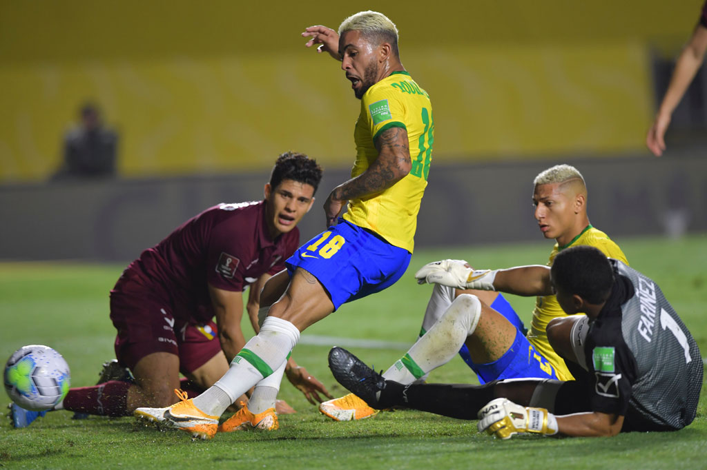 Jelang babak pertama usai, Brasil berhasil mencetak gol lewat Douglas Luiz. Namun gol tersebut kembali dianulir wasit karena terjadi pelanggaran terlebih dahulu.