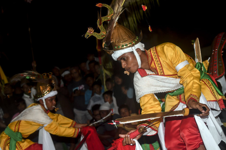 Tarian tersebut dipentaskan dalam acara kebudayaan Buka Kampung, di mana acara tersebut merupakan ritual kuno permohonan izin kepada arwah leluhur untuk mengadakan kegiatan besar. 