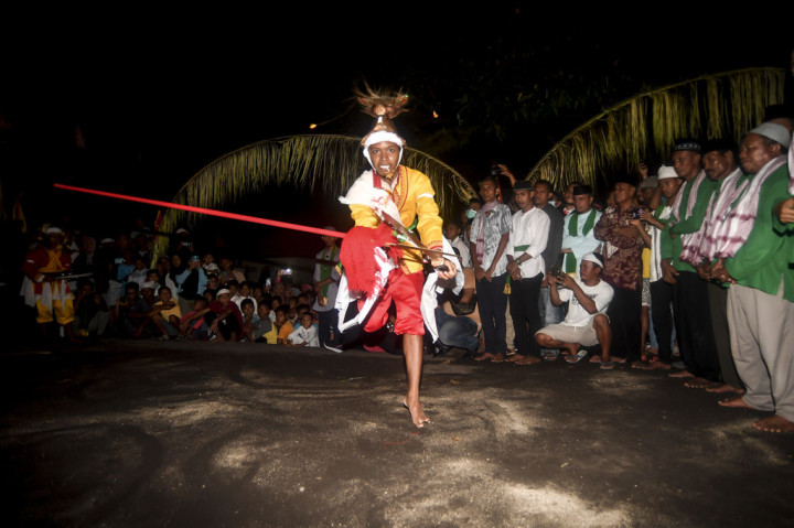 Cakalele adalah tarian perang tradisional Maluku yang digunakan untuk menyambut tamu ataupun dalam perayaan adat. Biasanya, tarian ini dibawakan oleh 30 pria dan wanita. Tarian ini dilakukan secara berpasangan dengan iringan musik drum, flute, bia.