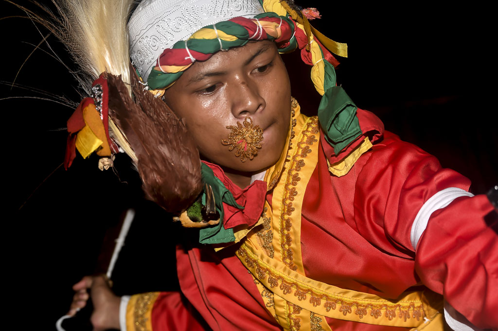 Pemuda menampilkan tarian Cakalele di Pulau Neira, Banda, Maluku, Jumat, 13 November 2020.