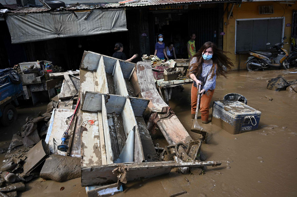 Topan Vamco menerjang pulau utama Luzon, Filipina pada Rabu, 11 November 2020 malam dan Kamis, 12 November 2020 dini hari, membawa hujan deras disertai banjir bandang hingga menyisakan sampah dan lumpur tebal di permukiman warga.