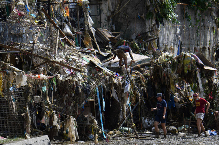 Puluhan ribu rumah terendam banjir, namun kini air mulai surut di area Marikina yang sebelumnya parah, sehingga warga mulai dapat membersihkan rumah mereka yang terbalut lumpur dan puing-puing.