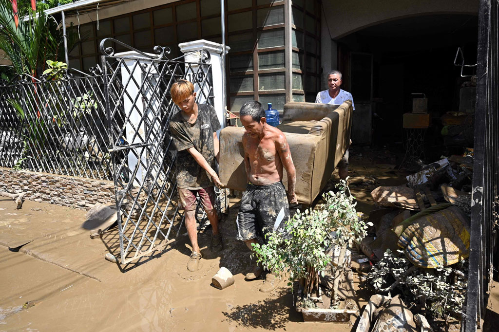 Sekitar 500 ribu rumah di wilayah ibu kota dan sekitarnya terpaksa harus bertahan tanpa listrik, sementara kelas sekolah virtual dan pekerjaan pemerintah di wilayah Pulau Luzon juga ditangguhkan.