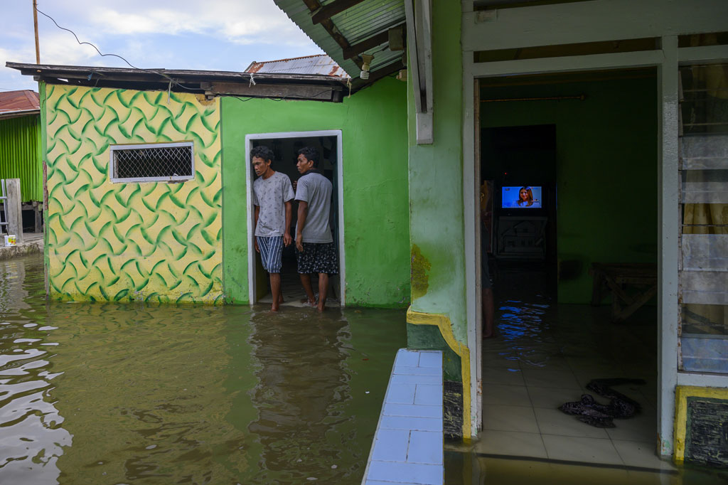 Selain disebabkan air laut pasang, banjir rob yang terjadi selama lima hari setiap bulan itu juga karena penurunan permukaan tanah sedalam 1,5 meter, akibat bencana gempa bumi 7.4 SR dua tahun lalu di pesisir pantai Teluk Palu.