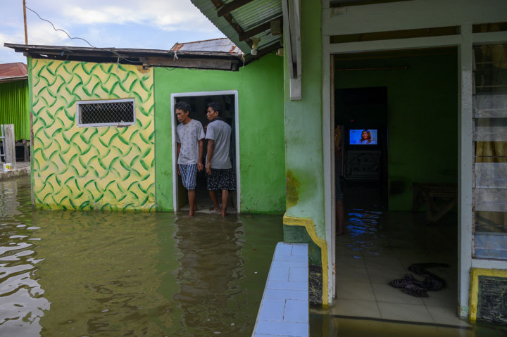 Selain disebabkan air laut pasang, banjir rob yang terjadi selama lima hari setiap bulan itu juga karena penurunan permukaan tanah sedalam 1,5 meter, akibat bencana gempa bumi 7.4 SR dua tahun lalu di pesisir pantai Teluk Palu.