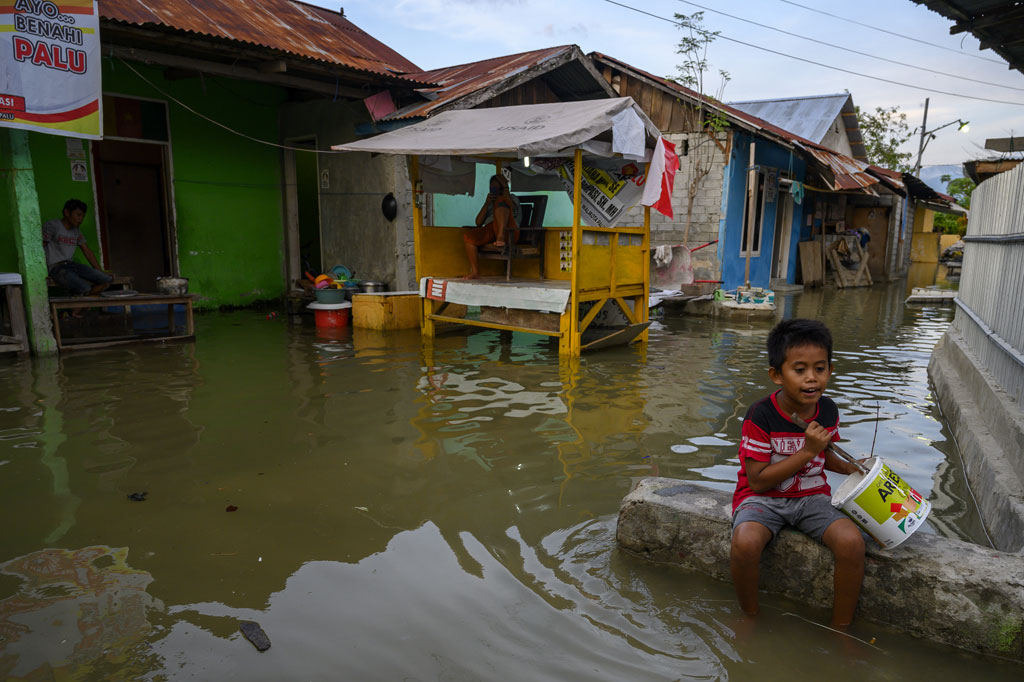 Warga beraktivitas di rumahnya yang digenangi air akibat banjir rob di Kampung Lere, Kecamatan Palu Barat, Palu, Sulawesi Tengah, Sabtu, 14 November 2020. 