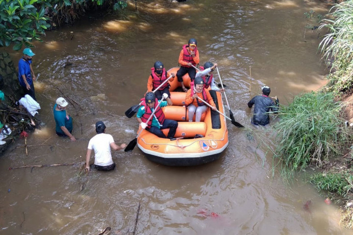 Warga Kalisuren, Tajurhalang, Bogor, Jawa Barat, melakukan aksi 'Bersih Sungai' Kali Angke pada Sabtu, 14 November 2020. Ini merupakan kelanjutan kegiatan yang telah dilakukan sebelumnya.
