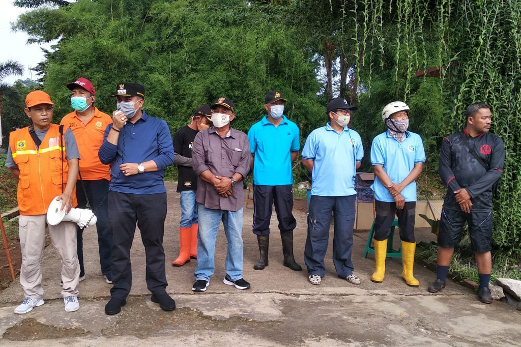 Kegiatan tersebut dihadiri Camat Tajurhalang Fikri Ihsan, Lurah Kalisuren Odih Iyas, Satgas Lingkungan Hidup Kecamatan Tajurhalang dan Parung, Forum PRB Kabupaten Bogor, Destana Desa Kalisuren, Forum Peduli Kalisuren, dan warga sepanjang jalur Kali Angke.