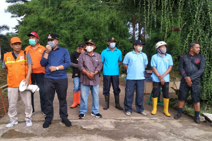 Kegiatan tersebut dihadiri Camat Tajurhalang Fikri Ihsan, Lurah Kalisuren Odih Iyas, Satgas Lingkungan Hidup Kecamatan Tajurhalang dan Parung, Forum PRB Kabupaten Bogor, Destana Desa Kalisuren, Forum Peduli Kalisuren, dan warga sepanjang jalur Kali Angke.