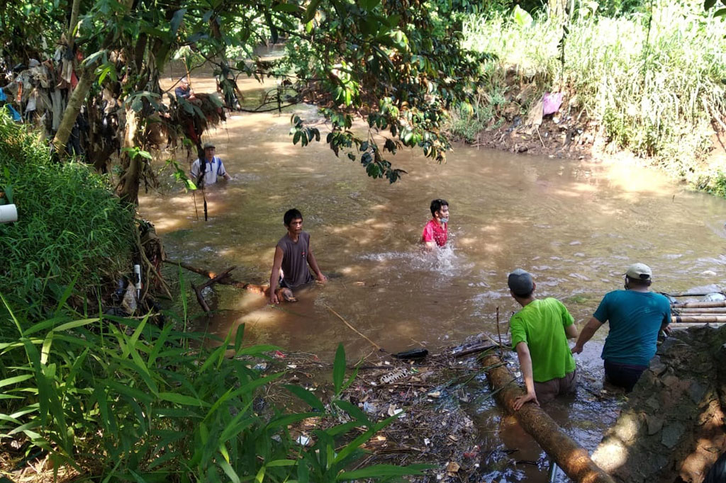 Sementara Lurah Kalisuren Odih Iyas menyampaikan bahwa program bersih-bersih sungai adalah tugas semua warga. 