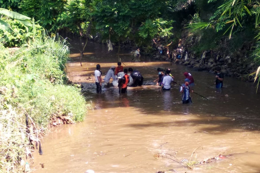 Pada kesempatan tersebut Camat Tajurhalang Fikri Ihsan mengimbau kepada warga untuk menjaga lingkungan khususnya sungai saat musim hujan agar tidak terjadi bencana banjir dan tanah longsor. 