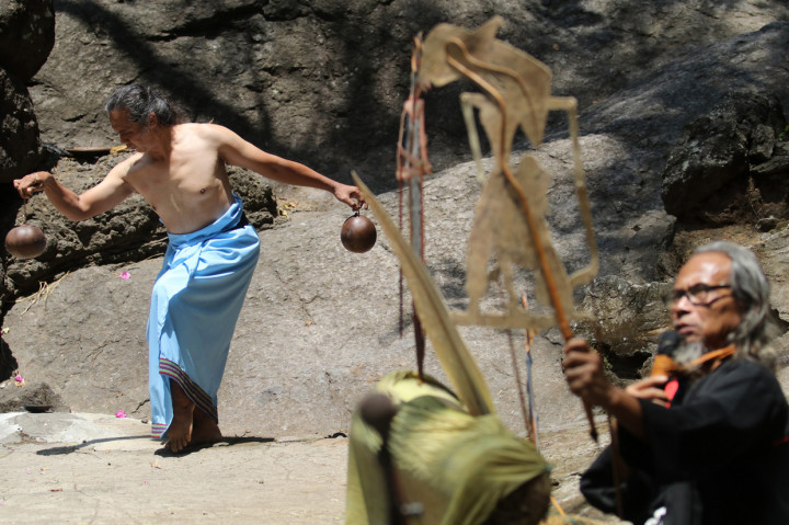 Seorang penari pentas bersama dalang wayang kulit Agus Bima dari Klaten pada pertunjukan bertajuk 'Panji Interactions' di kawasan Gua Selomangleng, Kota Kediri, Jawa Timur.