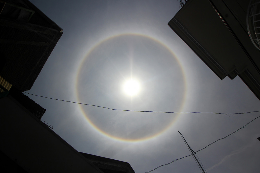 Halo matahari merupakan fenomena optis berupa cahaya melingkar di sekitar matahari atau bulan yang disebabkan oleh kristal es pada awan sirus (awan tinggi dengan ciri tipis berserat) yang dingin dan berada 5-10 km di lapisan atas troposfer.