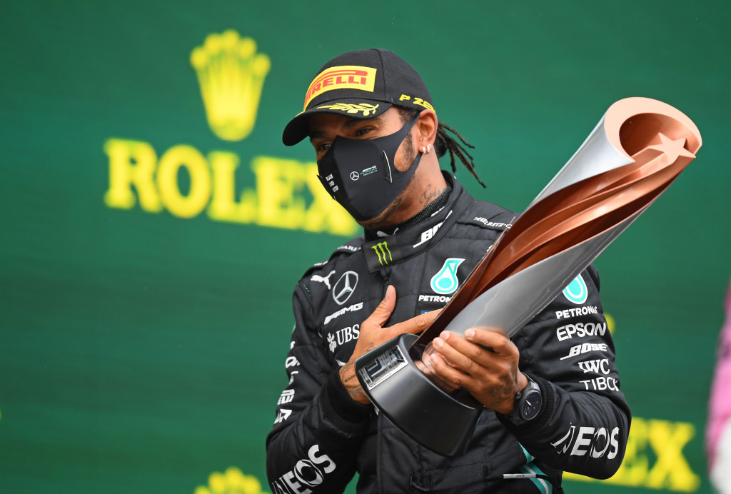 Kepiawaian Jenson Button dan quatrick Sebastian Vettel membuat Lewis Hamilton baru menambah trofi gelar dunia F1 tahun 2014.