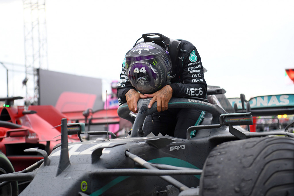 Pembalap asal Inggris itu menjadi juara dunia untuk kali pertama pada 2008 bersama McLaren Mercedes. Namun, dia harus menunggu lama sebelum mencicipi titel kedua.