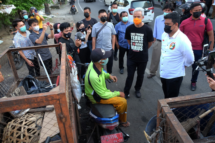 Calon Wali Kota Medan nomor urut dua Bobby Nasution mengunjungi kawasan kota tua Kesawan, di Medan, Sumatera Utara, Minggu, 15 November 2020. Kunjungan calon Wali Kota Medan tersebut dalam rangka melihat sekaligus merencanakan pengembangan potensi wisata di kawasan itu.