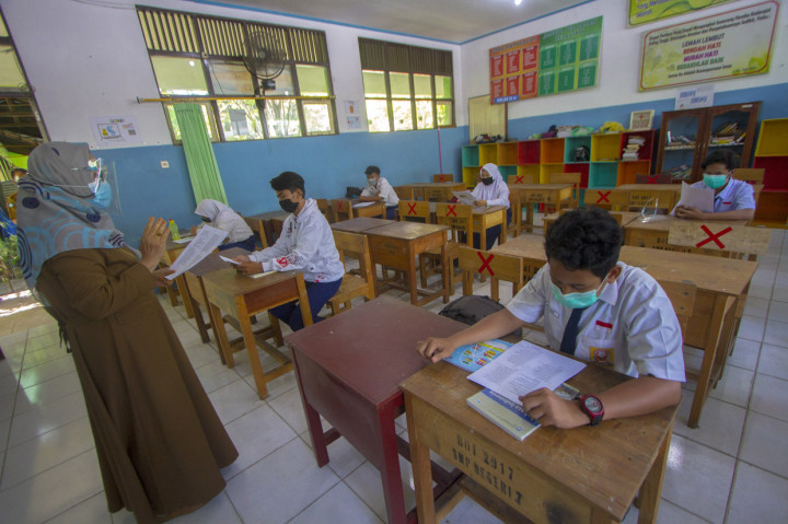 Berdasarkan surat pernyataan orang tua dan persetujuan guru, Pemerintah Kota Banjarmasin melakukan simulasi belajar tatap muka pertama sejak pandemi Covid-19, selama dua minggu di empat sekolah menengah pertama (SMP) di mana lokasi sekolah berada di zona hijau berdasarkan penilaian Gugus Tugas dengan jumlah siswa terbatas serta wajib mematuhi protokol Kesehatan Covid-19.