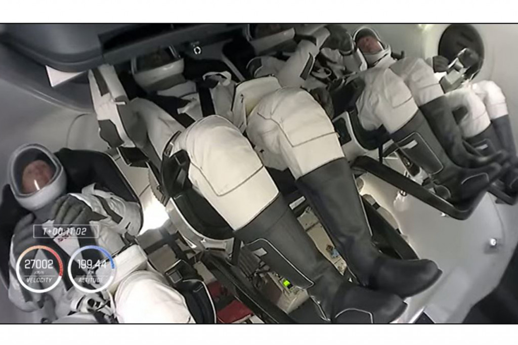 Peluncuran yang diberi nama Crew-1 ini sekaligus menandai misi pertama dari Crew Dragon untuk keperluan NASA mengirim orang dari dan ke International Space Station. AFP Photo/Maro Siranosian