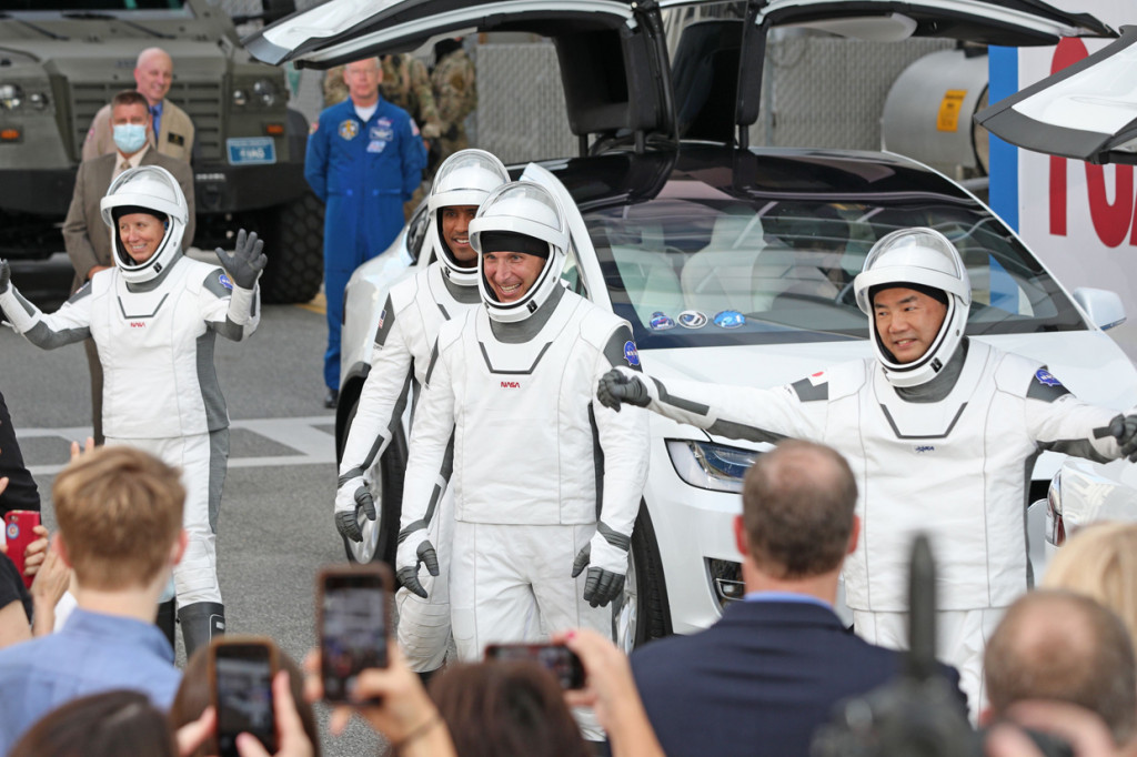 Dalam misi ini, Crew Dragon membawa empat astronaut dengan tiga di antaranya berasal dari NASA, yakni Mike Hopkins, Victor Glover, dan Shannon Walker. AFP Photo/Gregg Newton