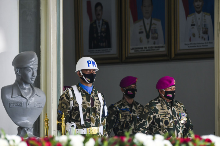 Kepala Staf TNI Angkatan Laut (KSAL) Laksamana TNI Yudo Margono (kanan) memimpin upacara HUT ke-75 Korps Marinir TNI Angkatan Laut (AL) di Markas Komando Korps Marinir, Jalan Prajurit KKO Usman dan Harun, Jakarta.