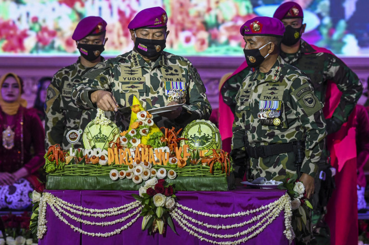 Kepala Staf TNI Angkatan Laut (KSAL) Laksamana TNI Yudo Margono (kedua kiri) bersama Komandan Korps Marinir (Dankormar) Mayor Jendral TNI (Mar) Suhartono (kanan) memotong tumpeng seusai memimpin upacara HUT ke-75 Korps Marinir TNI Angkatan Laut (AL) di Markas Komando Korps Marinir, Jalan Prajurit KKO Usman dan Harun, Jakarta.