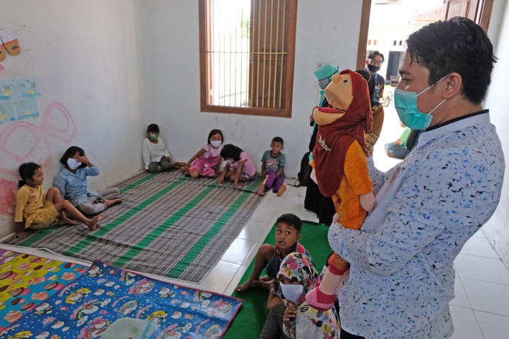 Kegiatan belajar yang dilaksanakan di tempat pengungsian agar anak-anak pengungsi tidak ketinggalan pelajaran sekaligus sebagai sarana menghilangkan kejenuhan. 
