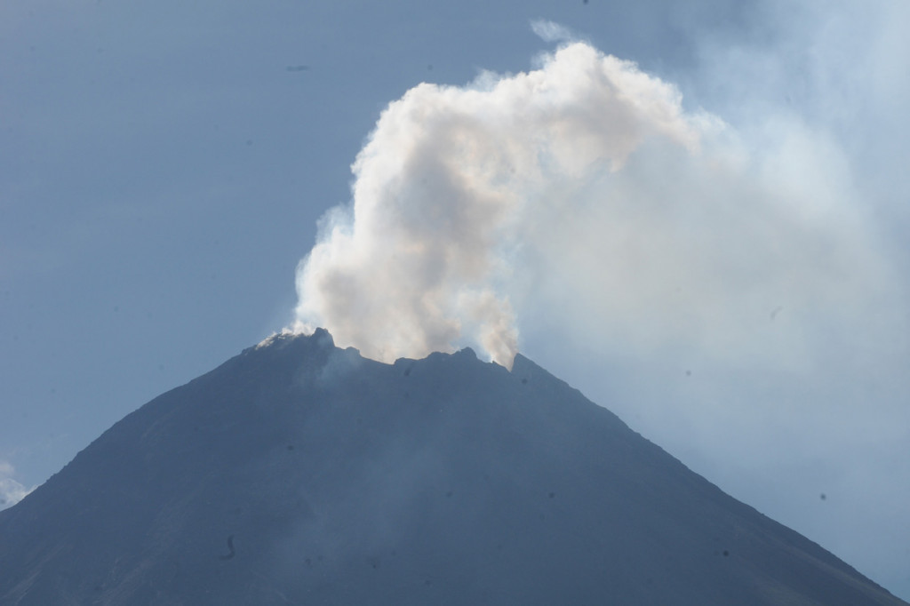Aktivitas hembusan asap putih Gunung Merapi terlihat di wilayah Tlogolele, Selo, Boyolali, Jawa Tengah.