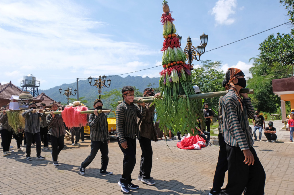 Tradisi yang telah berlangsung sejak ratusan tahun silam tersebut sebagai wujud syukur kepada Tuhan YME atas limpahan karunia dan kesejahteraan serta sebagai kegiatan melestarikan adat budaya tradisional.
