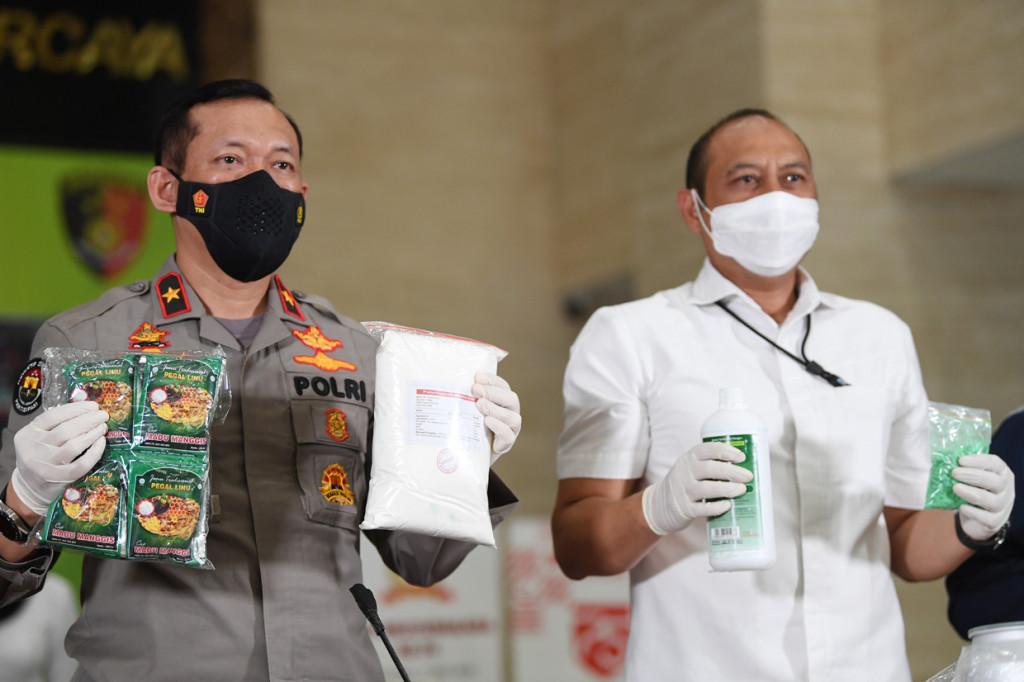 Dalam pengungkapan tersebut, polisi menangkap seorang tersangka berinisial YS dan menyita sejumlah barang bukti seperti alat dan bahan racikan serta 37 produk jamu tradisional mencapai 12 ribu saset.