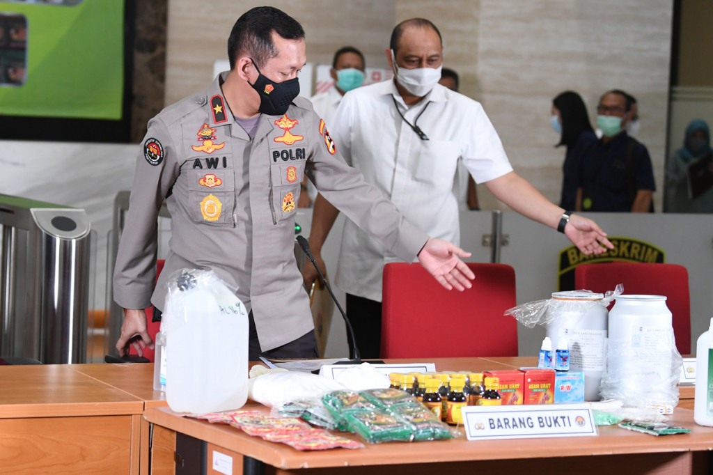 Karo Penmas Divisi Humas Polri Brigjen Pol Awi Setiyono (kiri) bersama Kasubdit I Dipidter Bareskrim Polri Kombes Pol Pipit Rismanto (kanan) memperlihatkan barang bukti saat konferensi pers pengungkapan tindak pidana bidang kesehatan dan perlindungan konsumen, di Gedung Bareskrim Polri, Jakarta.