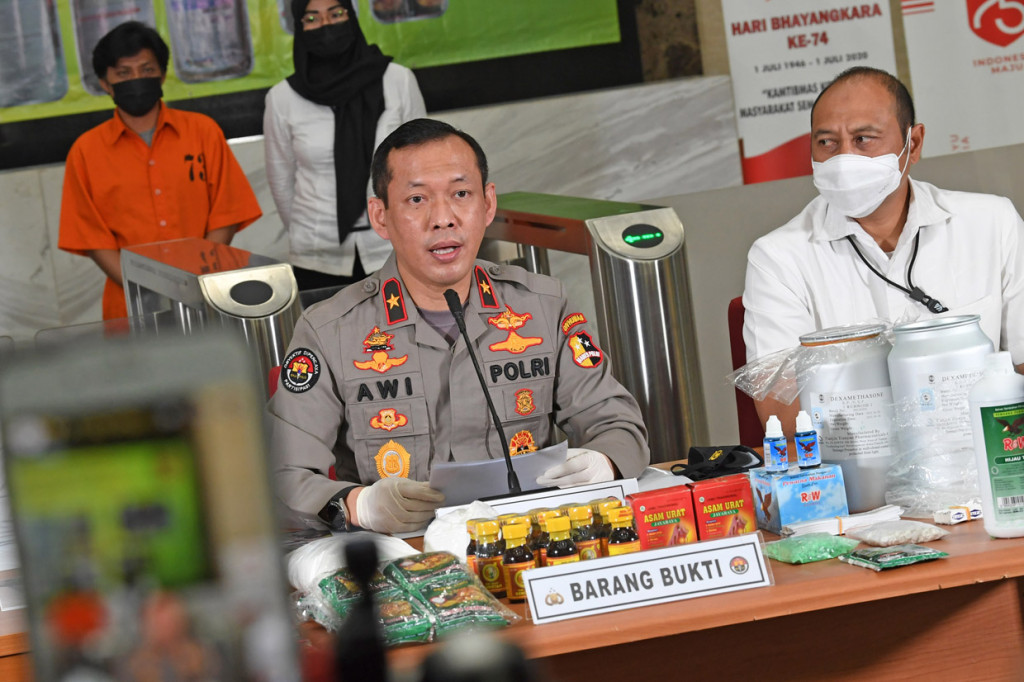 Direktorat Tindak Pidana Tertentu Bareskrim Polri bekerjasama dengan instansi terkait berhasil membongkar industri rumahan peracikan jamu tradisional tidak sesuai ketentuan di Klaten, Jawa Tengah.
