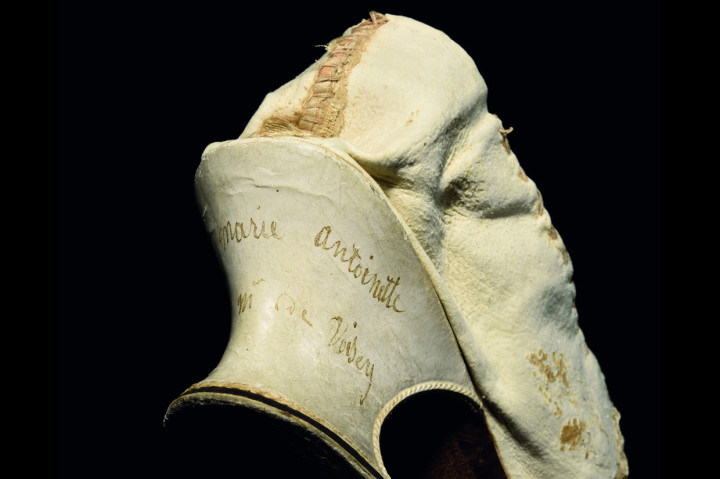 Sepatu milik ratu terakhir Prancis sebelum revolusi 1789, Marie-Antoinette, dijual seharga $ 51.780 atau setara Rp 730 juta di sebuah rumah lelang Prancis pada hari Minggu, 15 November 2020.