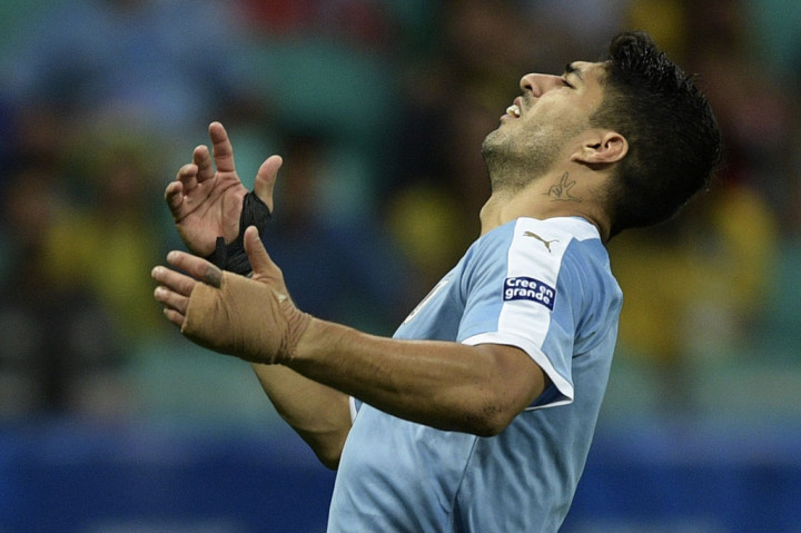 Ketiganya menambah daftar pemain yang terinfeksi virus korona setelah sebelumnya bek Matias Vina juga dinyatakan positif pada Sabtu, 14 November 2020, pascakemenangan 3-0 Uruguay atas tim tamu Kolombia di Baranquilla.